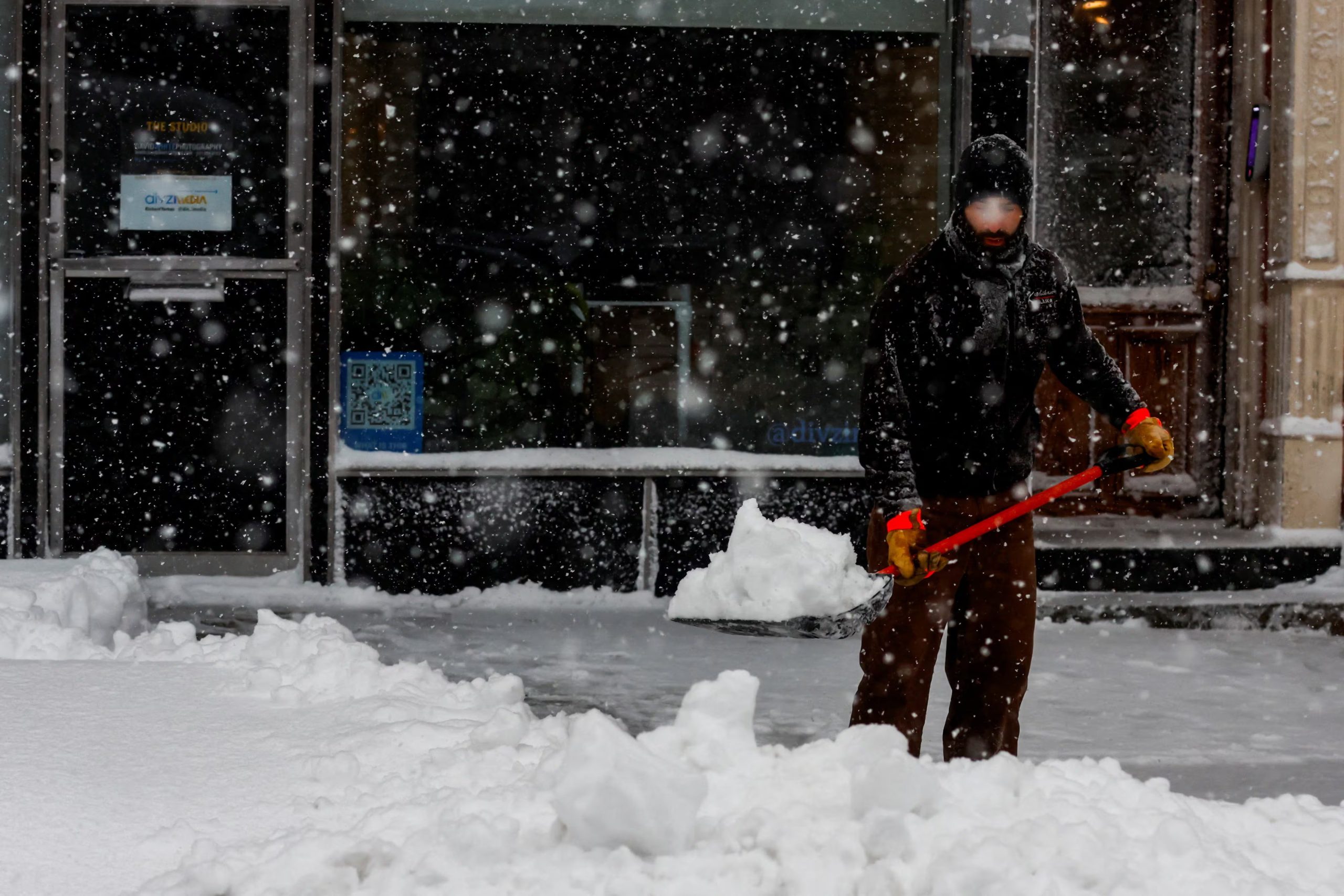 Una nueva perturbación amenaza con traer más nieve al noreste de Estados Unidos entre martes y miércoles, complicando la recuperación (REUTERS/Eduardo Munoz)