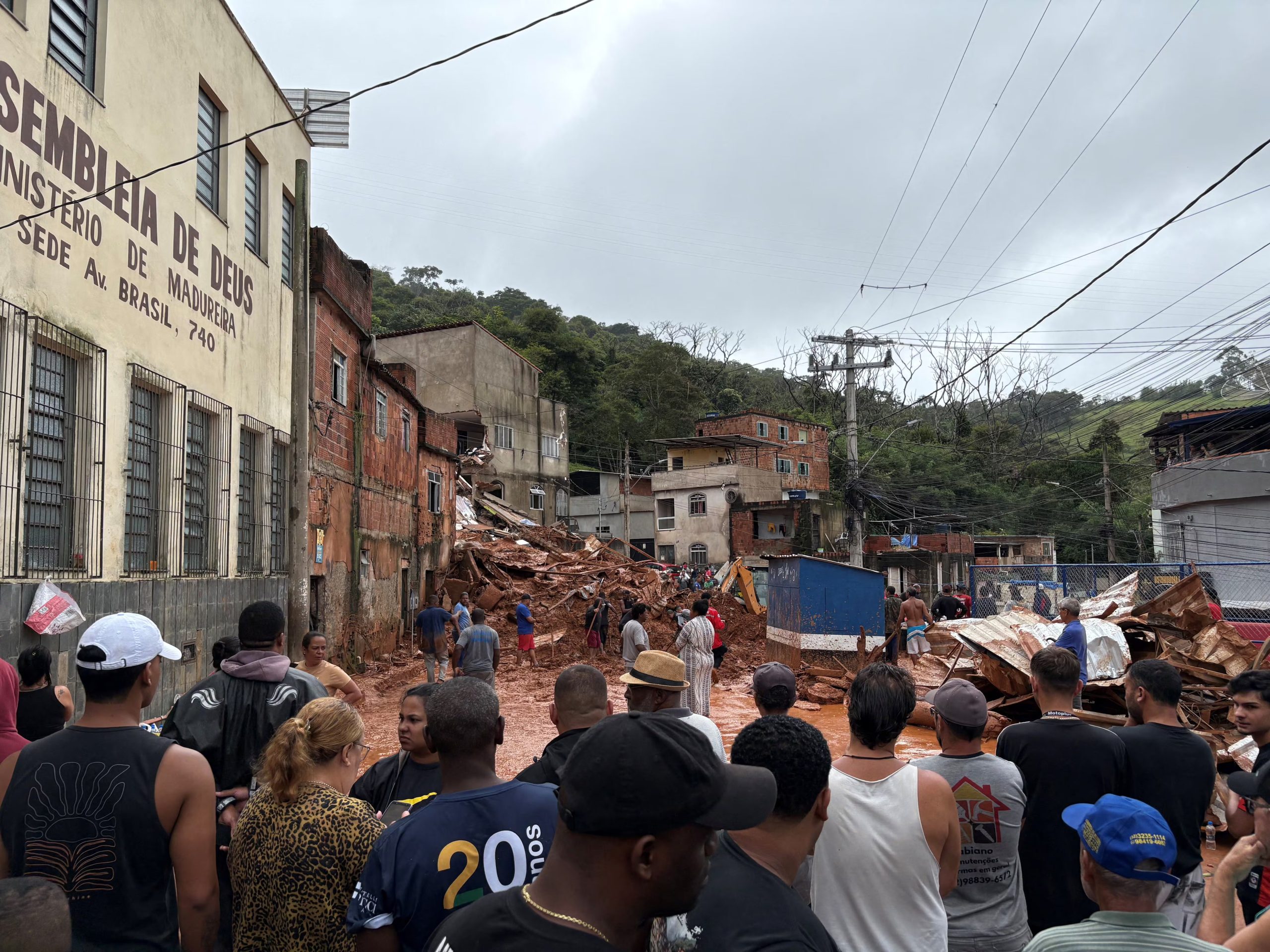 Barrios enteros permanecen aislados y sin servicios tras el desborde de ríos (Reuters)