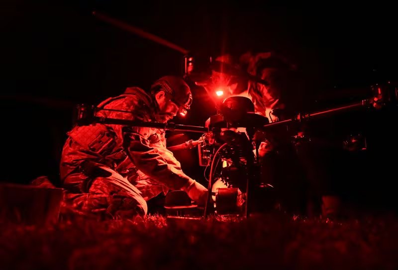 Militares ucranianos preparan un dron de combate Vampire antes de sobrevolar posiciones de tropas rusas. (Reuters)