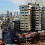 ‘Muchos ya pasamos los 60 años, ¿quién nos va a dar trabajo?’: incendio en Multicomercio deja a personal de seguridad y limpieza sin sustento tras décadas de trabajo