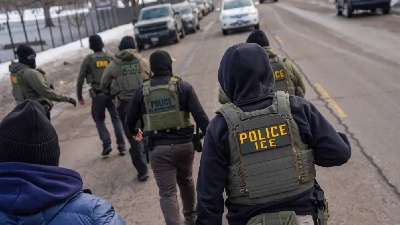 Hay opiniones divididas en Estados Unidos sobre los métodos que utilizan los agentes de ICE - crédito AP 