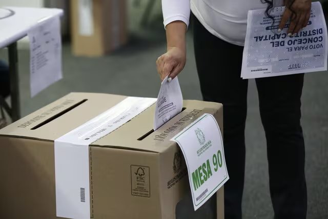 El 8 de marzo están convocados los colombianos a las urnas para escoger el nuevo Congreso y los candidatos presidenciales de las consultas de la derecha, la izquierda y el centro - crédito Colprensa