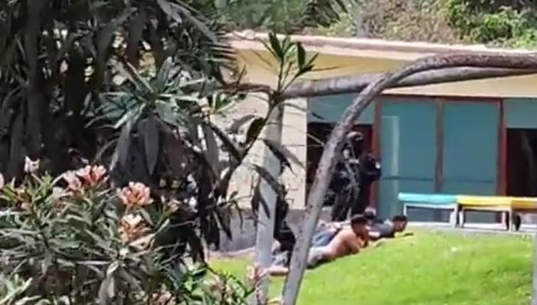 Operativo en Cieneguilla deja 24 detenidos: incautan armas, granadas y droga en vivienda investigada. Infobae Perú / Captura: X.