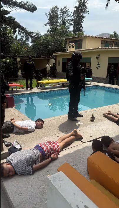 Operativo en Cieneguilla deja 24 detenidos: incautan armas, granadas y droga en vivienda investigada. Infobae Perú / Captura: X.