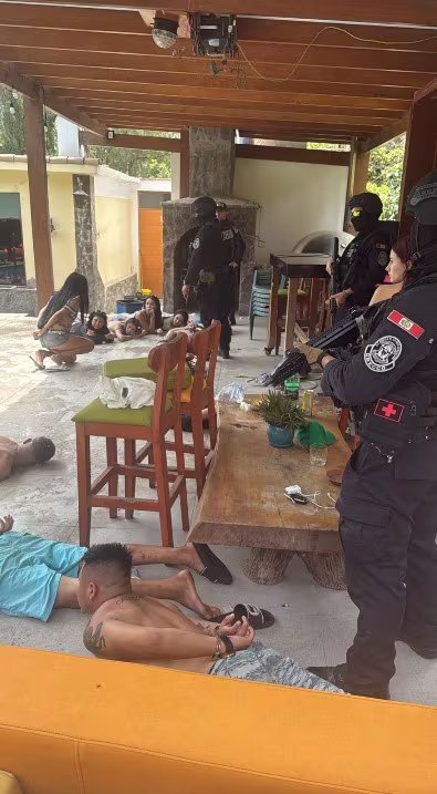 Operativo en Cieneguilla deja 24 detenidos: incautan armas, granadas y droga en vivienda investigada. Infobae Perú / Captura: X.