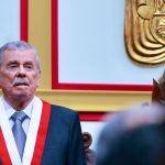 Fernando Rospigliosi asume la presidencia interina de Perú por horas