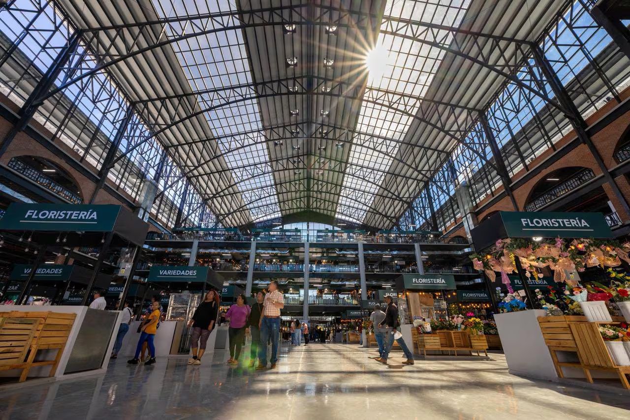 El Mercado San Miguelito luce una infraestructura moderna y amplia, con espacios dedicados a diferentes rubros y una destacada zona de floristerías, en el corazón de San Salvador (Foto cortesía Casa Presidencial).