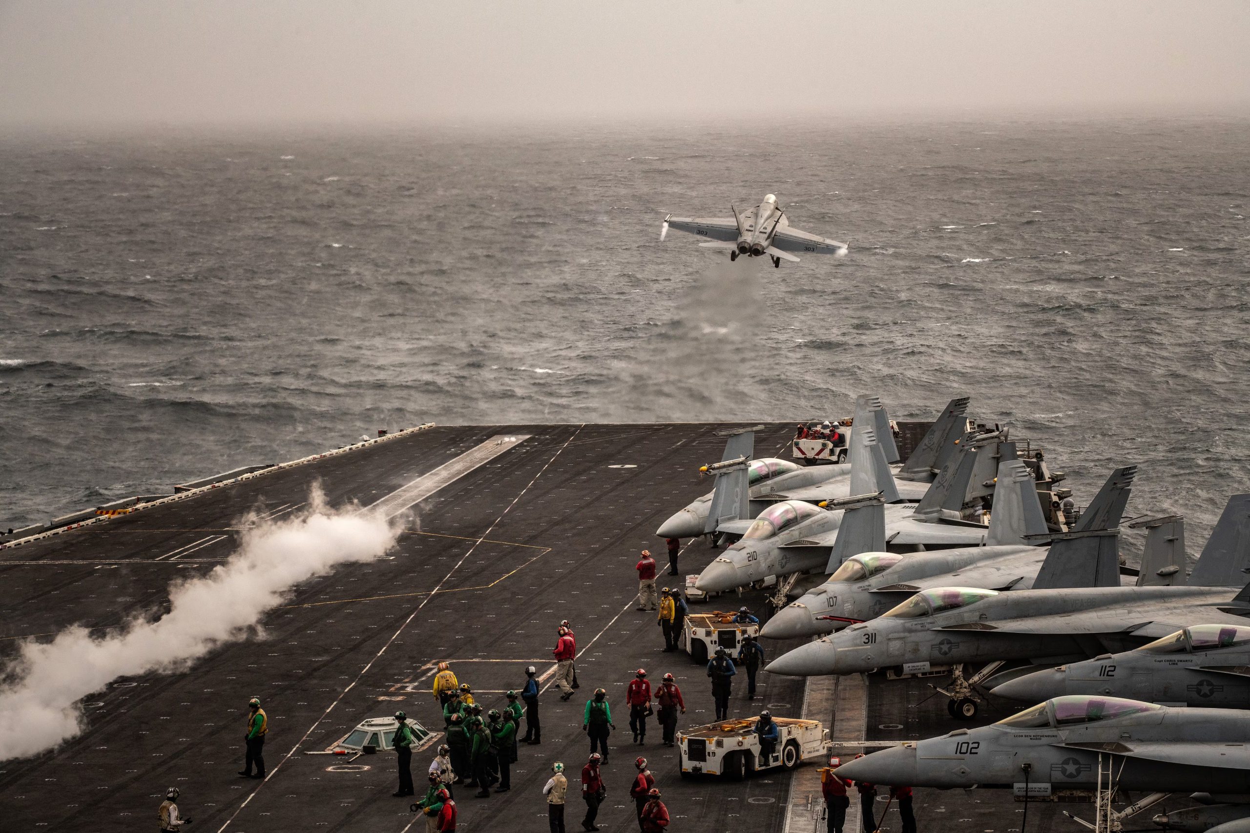 Un F/A-18 Super Hornet durante el despegue desde la cubierta de vuelo del portaaviones USS Abraham Lincoln. (Bryan Denton/The New York Times)