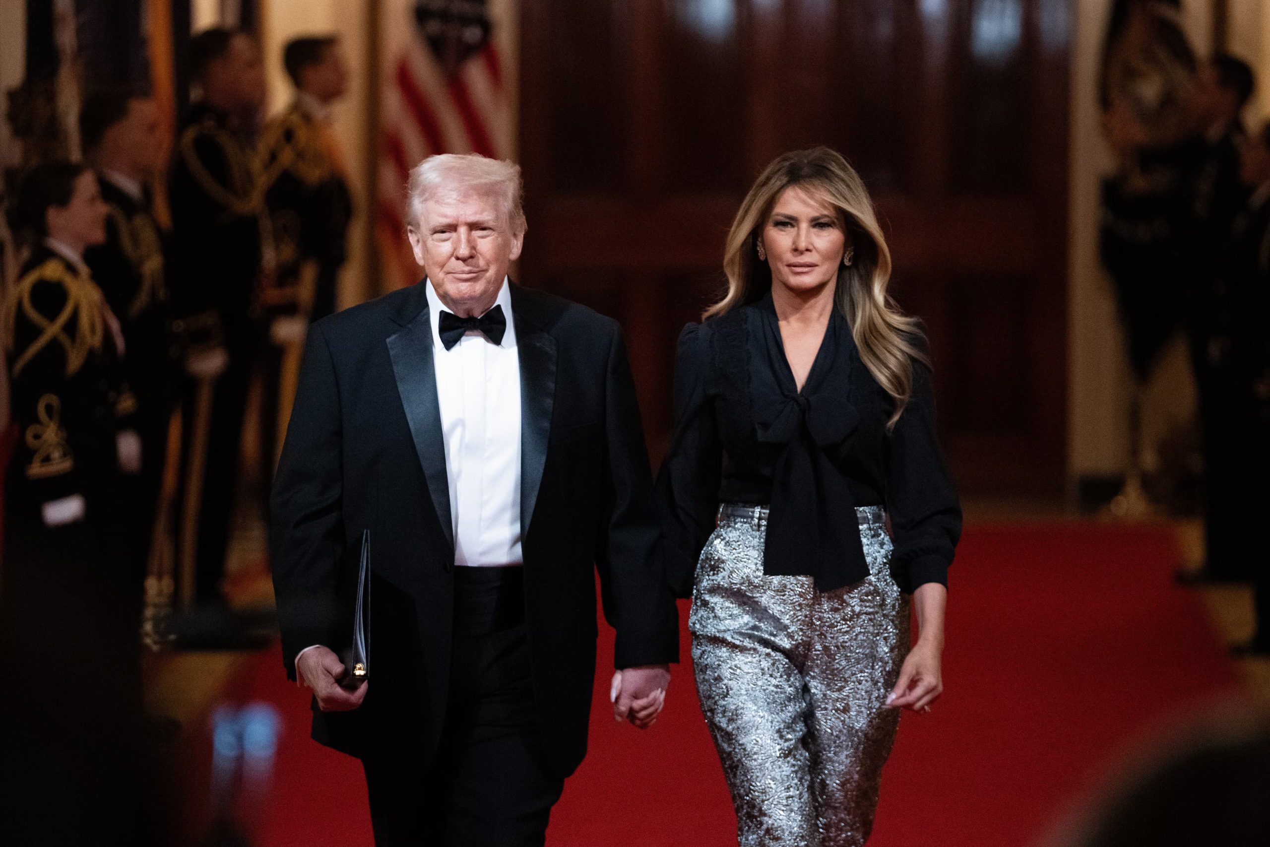 El presidente Donald Trump y la primera dama Melania Trump en la cena de la Asociación Nacional de Gobernadores en la Casa Blanca, la noche del sábado, horas antes de que un hombre armado fuera abatido en Mar-a-Lago. (AP Foto/Allison Robbert)