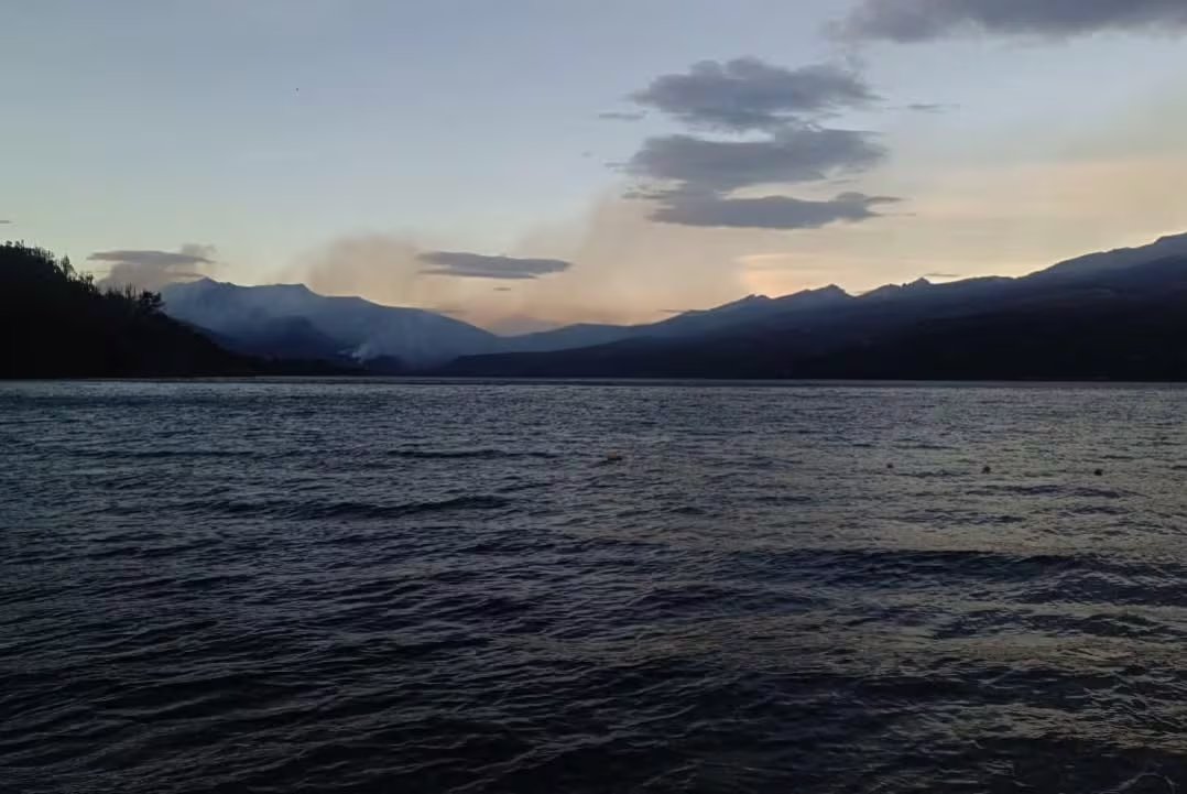 Las llamas ya devastaron más de 45 mil hectáreas, incluyendo focos reactivados en Simón Marchand y Villa Lago Rivadavia durante el lunes