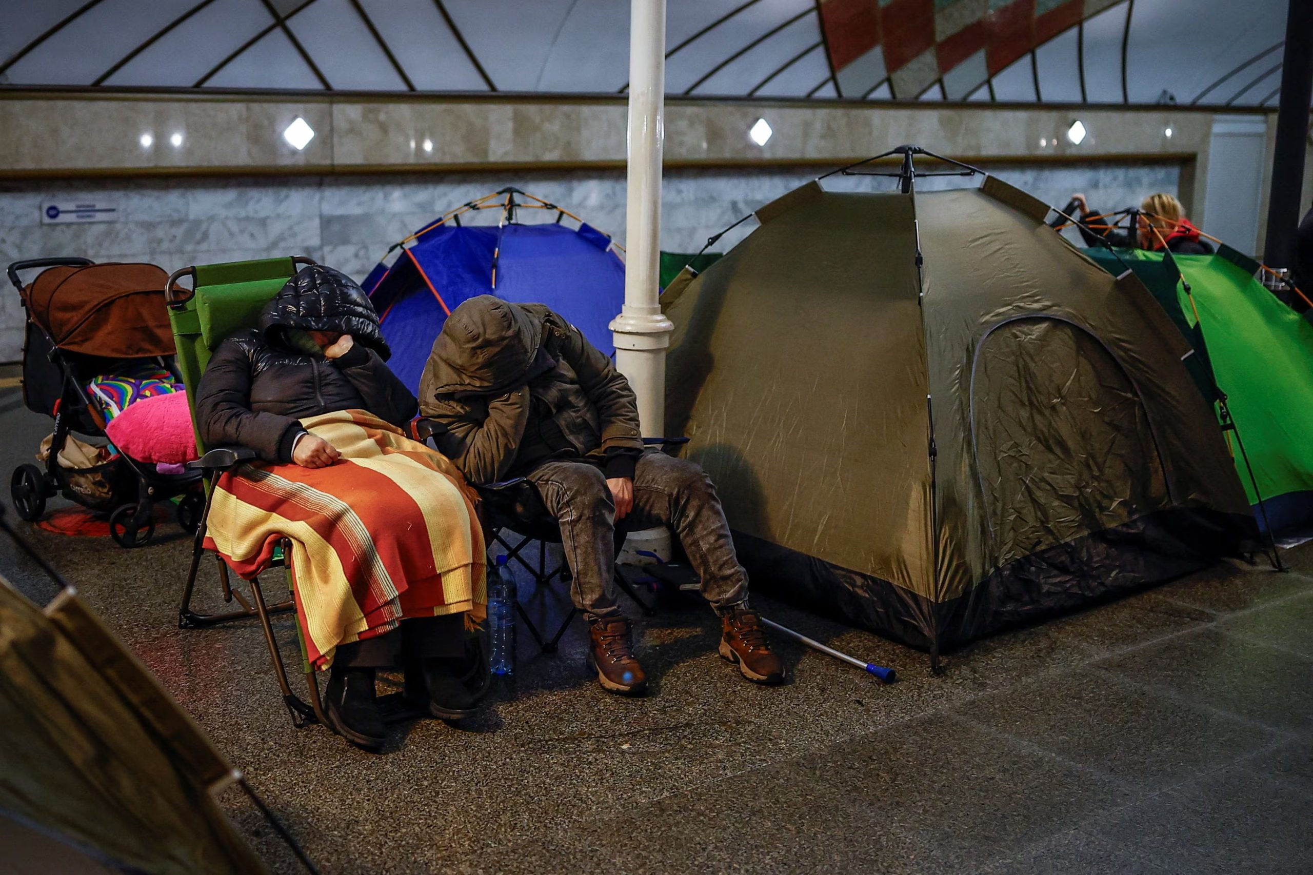La gente duerme mientras se refugia dentro de una estación de metro durante un ataque nocturno con misiles y drones rusos, en medio del ataque de Rusia a Ucrania, en Kiev, Ucrania, el 7 de febrero de 2026 (REUTERS/Alina Smutko)