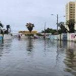 Lluvias intensas en Santa Elena causan desbordamientos y calles anegadas