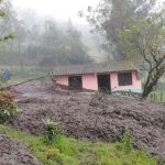 Dos viviendas destruidas por deslizamiento de tierra en Alausí