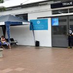 “Me vine apenas me sentí así”: pacientes de otros cantones llegan con síntomas de dengue a buscar atención en Guayaquil