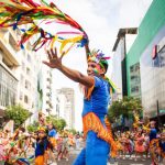 Más de 12.000 jóvenes llenaron de ritmo y tradición el centro de Guayaquil en la Parada Carnavalera 2026