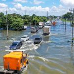 Conductores usan grúas para cruzar la vía Babahoyo-Jujan por inundación