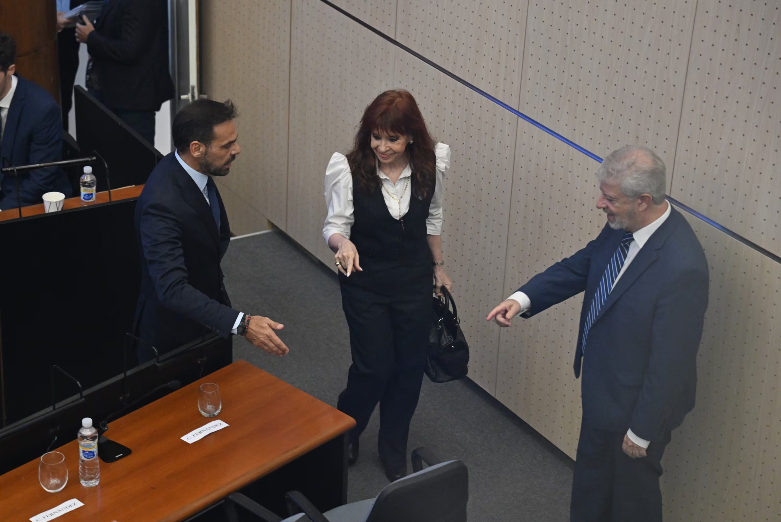El abogado Carlos Beraldi (derecha) le señala a Cristina Kirchner su lugar en la sala
