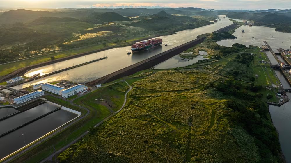 Entre 38 y 41 buques cruzan a diario el Canal de Panamá, superando las expectativas iniciales de la administración para este periodo del año. (Foto: Shutterstock)