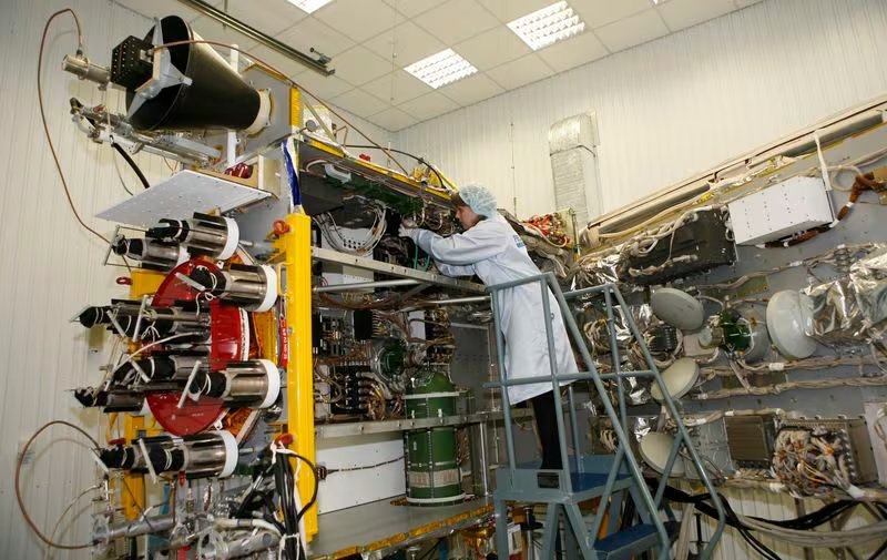 FOTO DE ARCHIVO: La ingeniera Yelena Veleseichik supervisa las pruebas eléctricas del satélite de navegación espacial GLONASS-K de la empresa Reshetnev Information Satellite Systems en la ciudad siberiana de Zheleznogorsk, a 50 km al noreste de Krasnoyarsk, 8 de abril de 2013
REUTERS/Ilya Naymushin