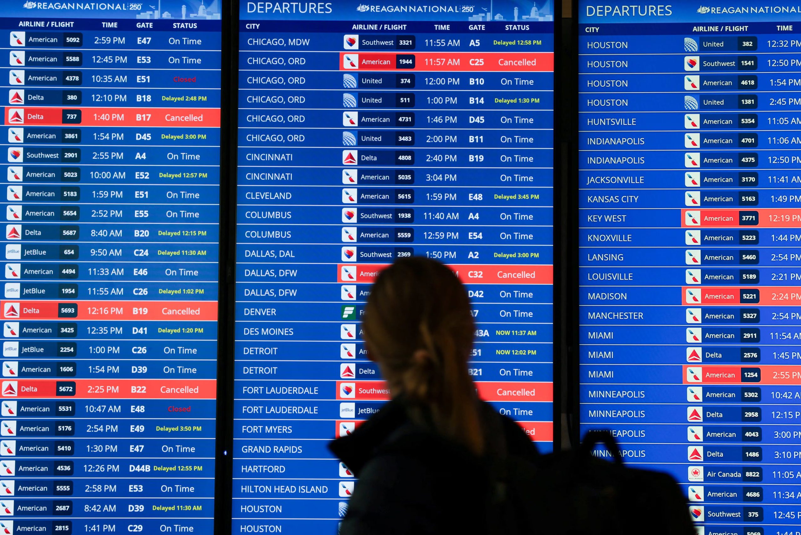 Un pasajero consulta la lista de salidas en el Aeropuerto Nacional Ronald Reagan de Washington, mientras el Departamento de Seguridad Nacional (DHS) continúa sin recibir financiación, en Arlington, Virginia, EE. UU., 16 de marzo de 2026. REUTERS/Kylie Cooper
