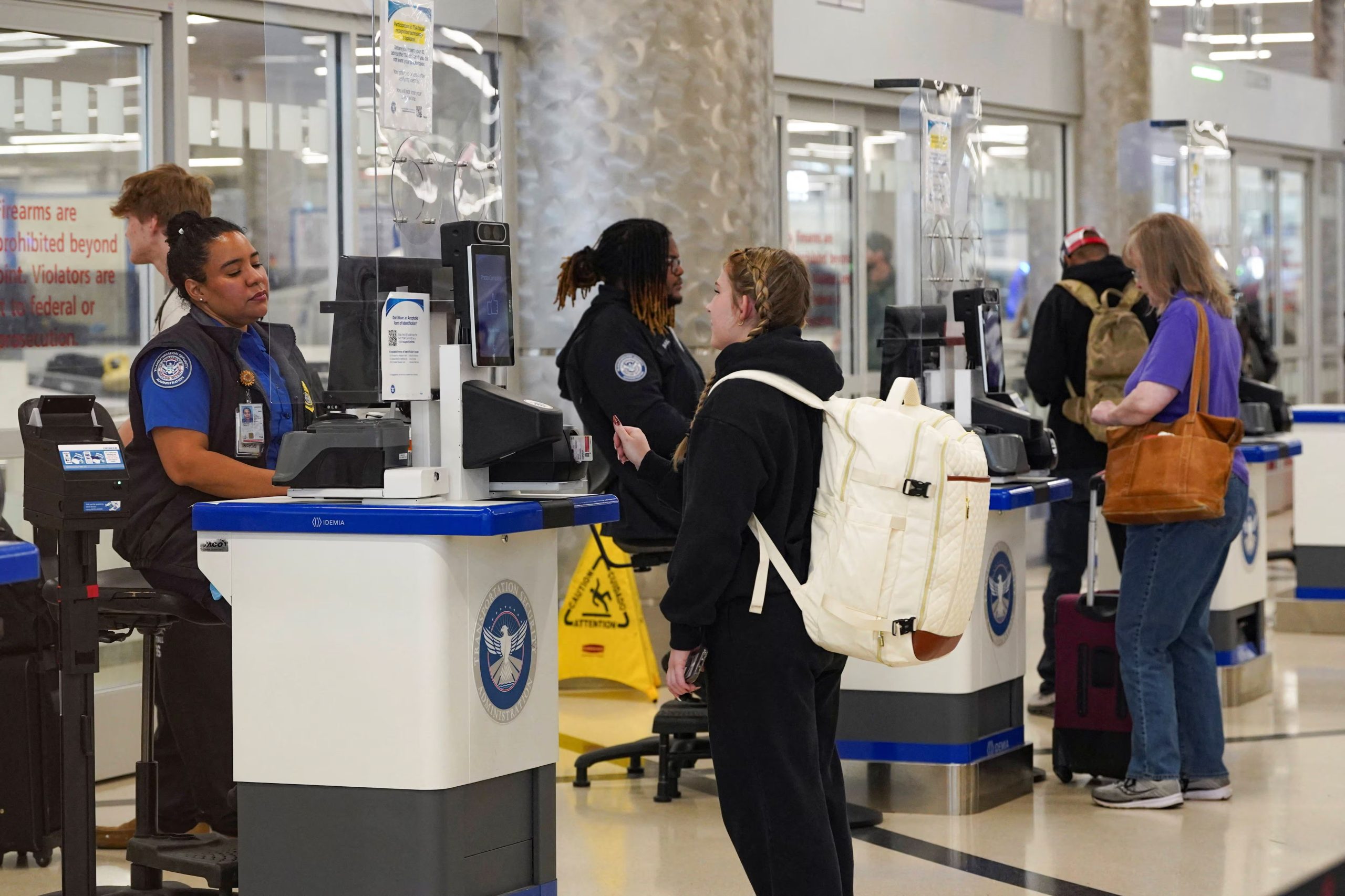 Los veinte aeropuertos del país con filtros de seguridad gestionados por empresas privadas mantienen operaciones normales y filas inferiores a tres minutos pese a la crisis federal. (REUTERS/Megan Varner)