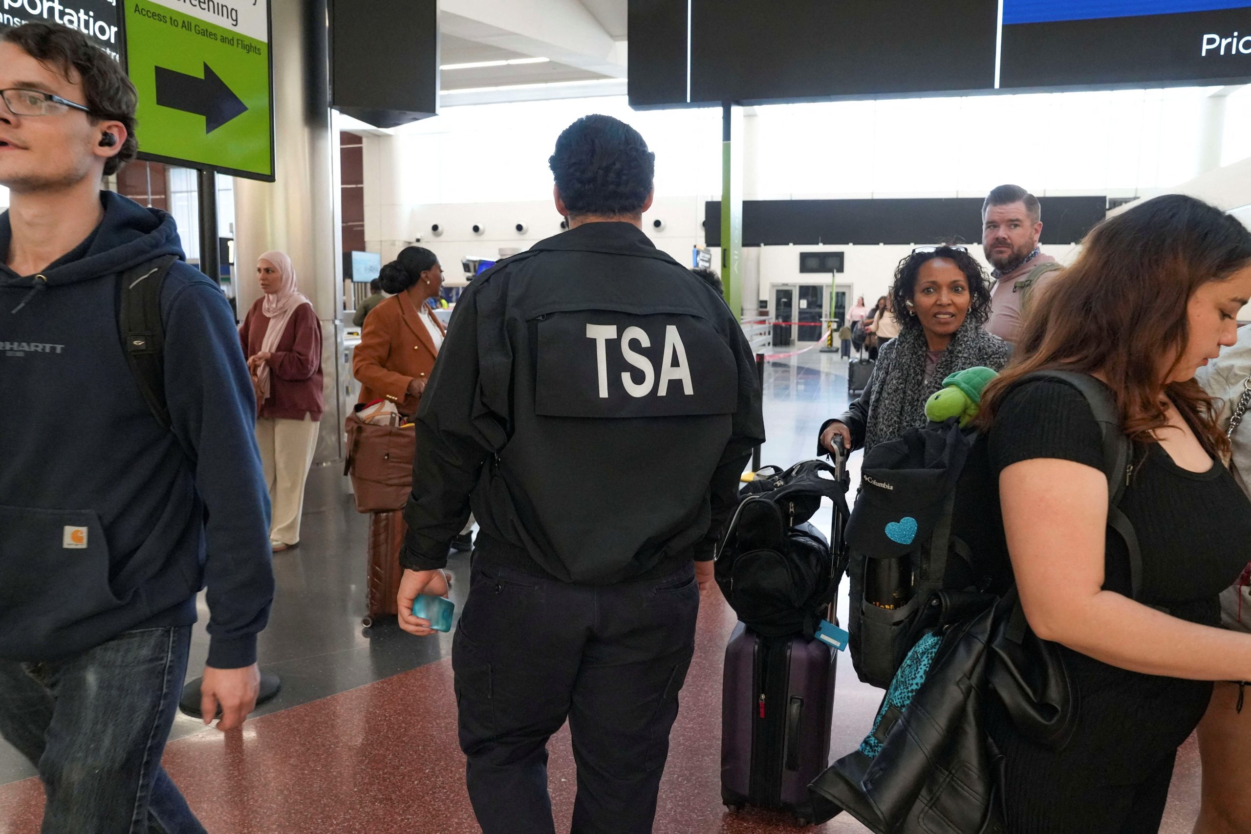 La diferencia en gestión de seguridad aeroportuaria radica en que los empleados contratados por firmas privadas continúan recibiendo salarios durante el cierre del gobierno. (REUTERS/Megan Varner)
