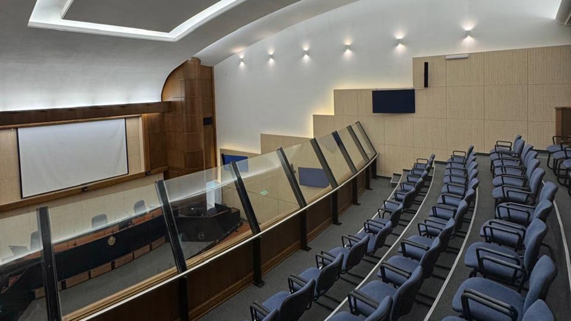 La nueva sala de audiencias refaccionada en los tribunales de Comodoro Py, donde se realizarán las indagatorias