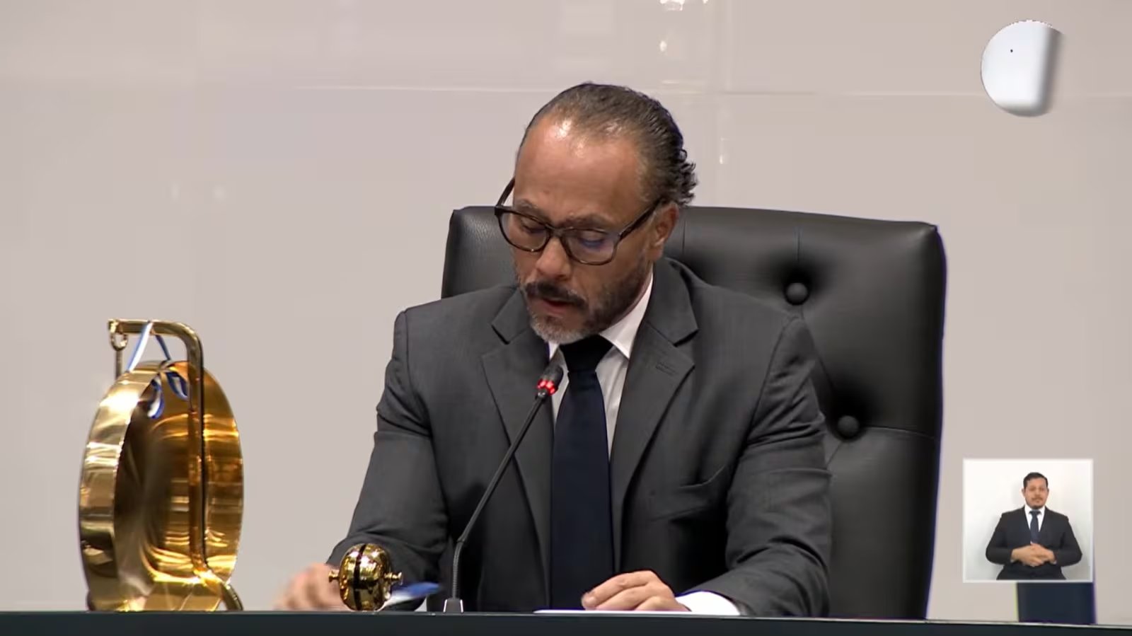 Una propuesta de reforma constitucional promete transformar el sistema penal salvadoreño. El rol del gabinete de seguridad, el respaldo político y la controversia internacional generan tensiones que atraviesan el país.