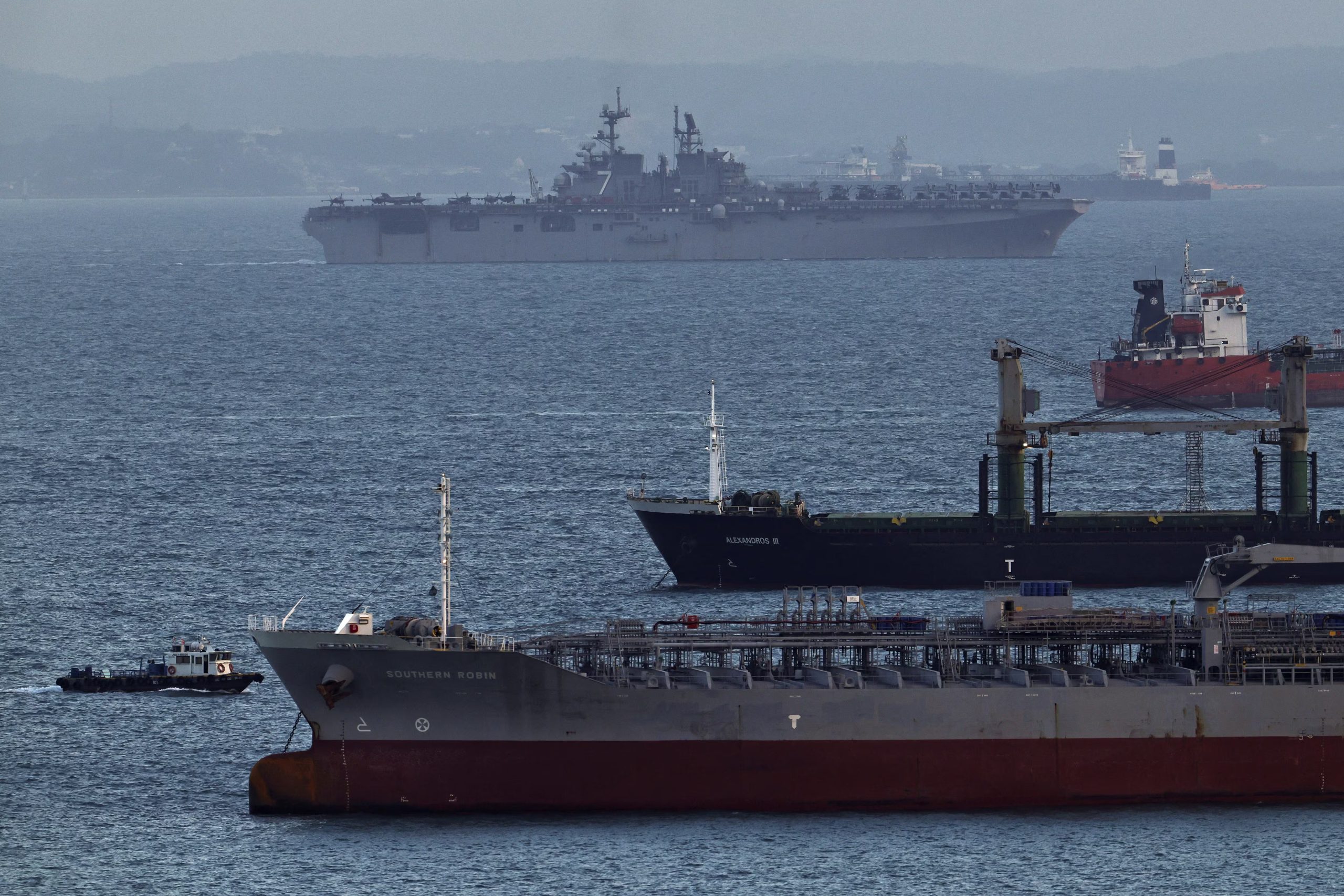 El buque de asalto anfibio USS Tripoli (LHA-7) entra en el estrecho de Singapur, en medio del conflicto entre Estados Unidos e Israel con Irán, visto desde Singapur. REUTERS/Edgar Su
