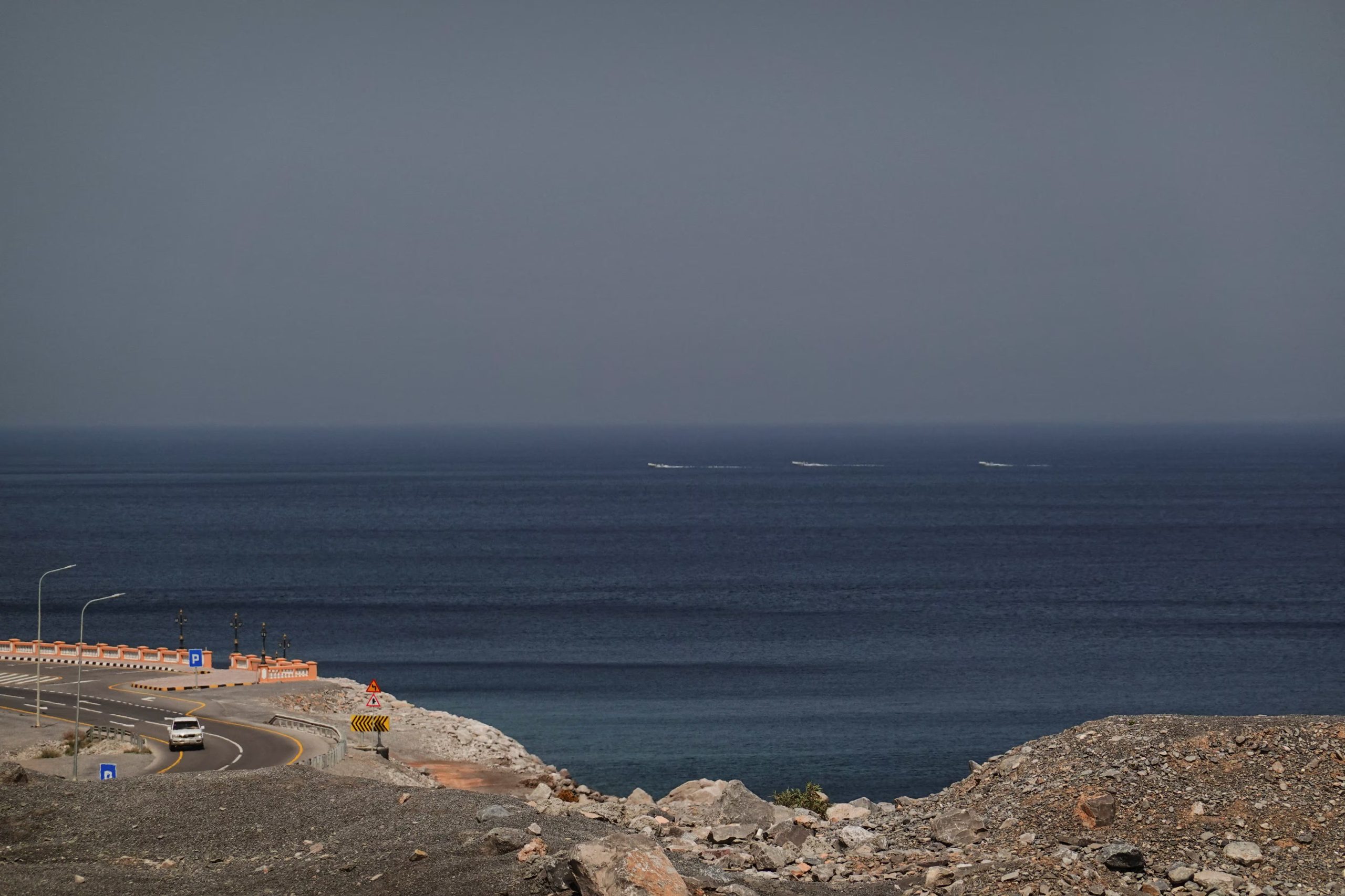 FOTO DE ARCHIVO. Un automóvil circula por la costa de Musandam con vistas al estrecho de Ormuz en medio del conflicto entre Estados Unidos e Israel contra Irán, Omán, el 2 de marzo de 2026. REUTERS/Amr Alfiky