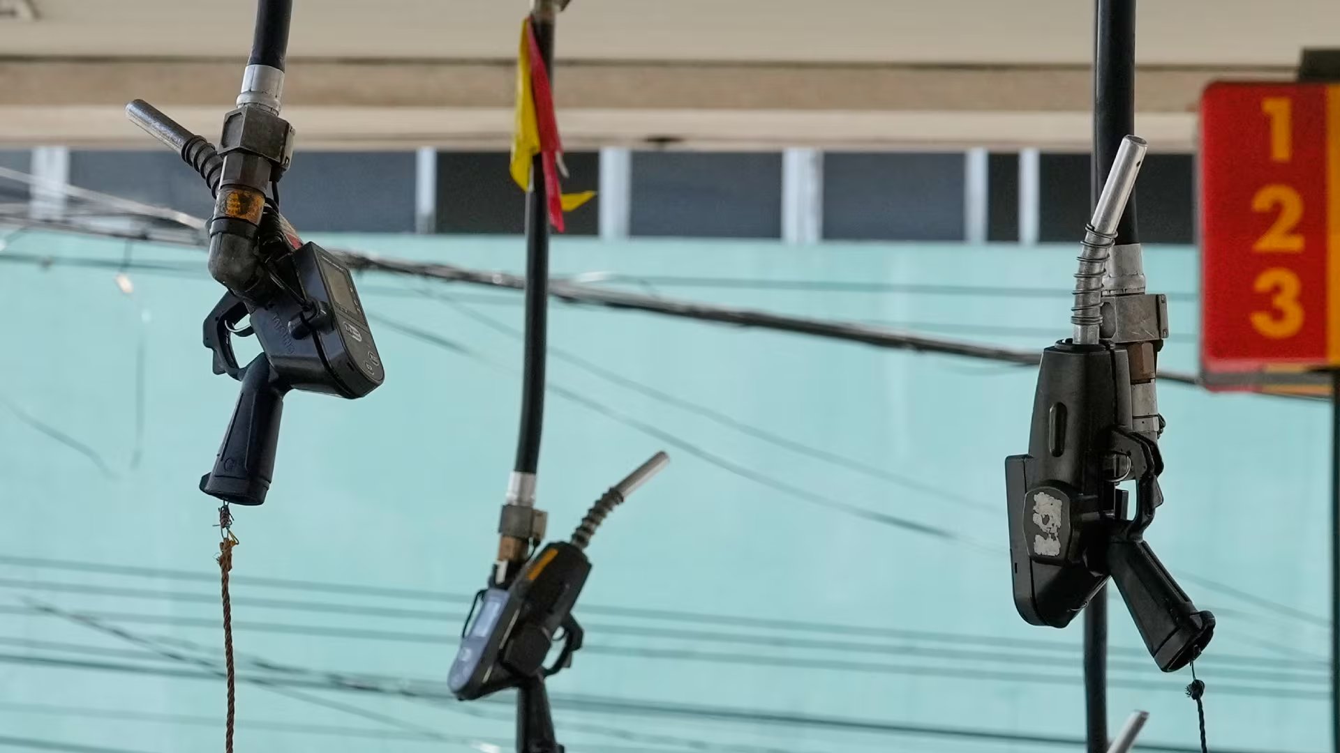 Boquillas de combustible colgadas en una gasolinera de Manila, Filipinas, el martes 3 de marzo de 2026 (AP/Aaron Favila)