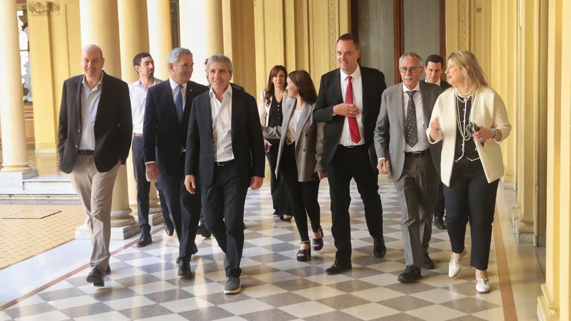 Manuel Adorni, jefe de Gabinete, acompañado por ministros y asesores, antes de la conferencia de prensa. Foto: Presidencia