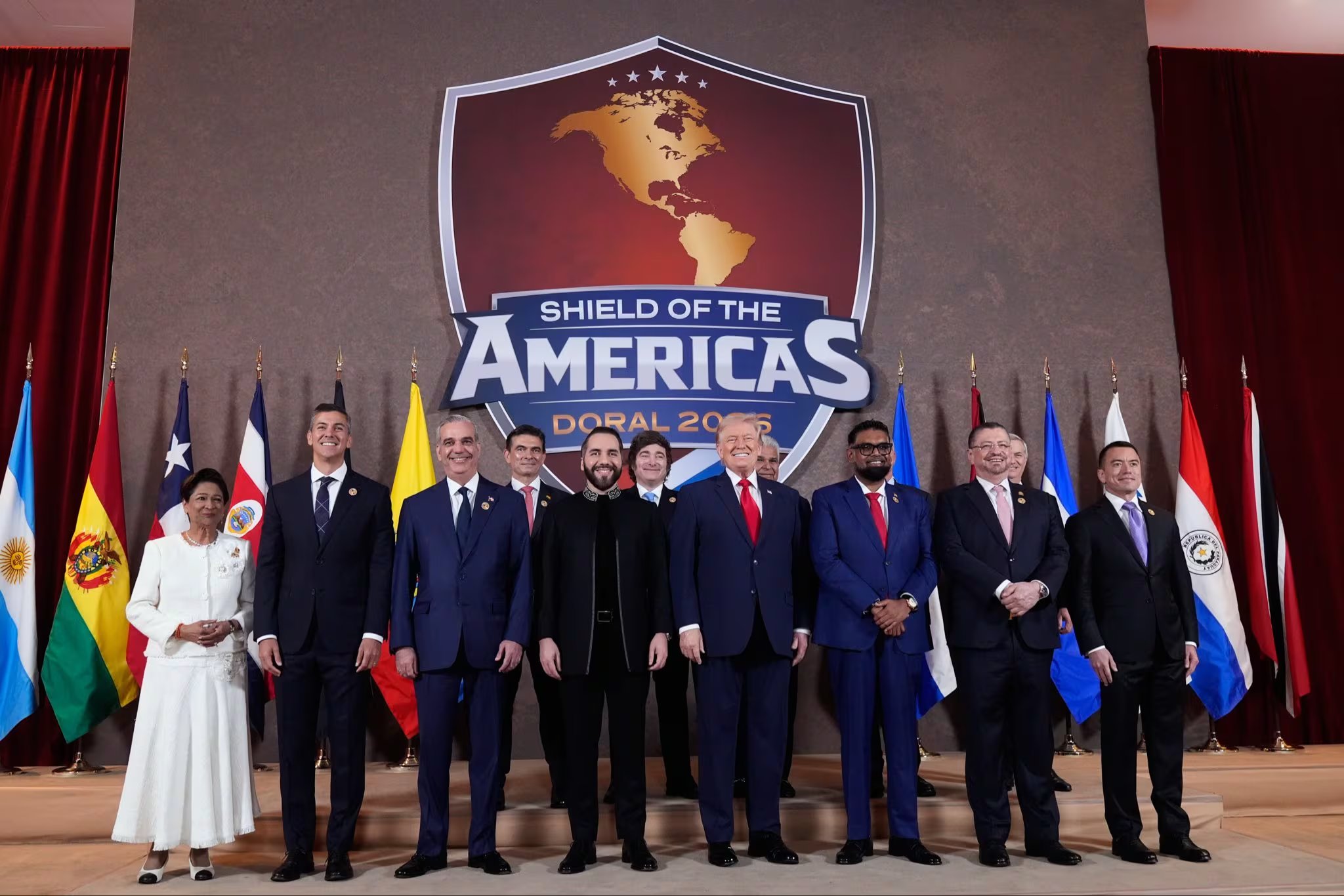 Fotografía difundida en la cuenta en X @DanielNoboaOk del presidente de Ecuador, Daniel Noboa, de Noboa (d) y su homólogo de EE.UU., Donald Trump (4-d), en la foto de familia en la cumbre 'Escudo de las Américas' este sábado, en Miami (Fl, EE.UU.). EFE/ @DanielNoboaOk
