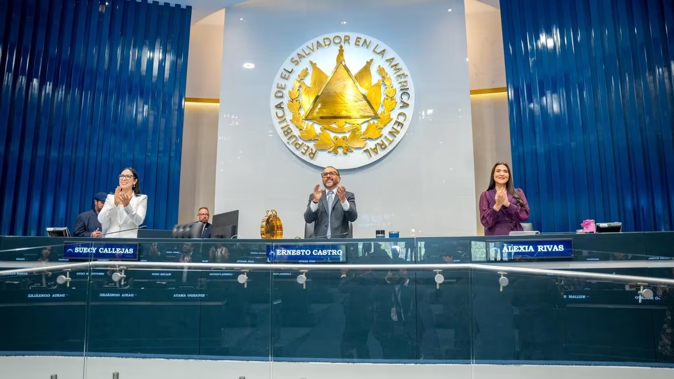 Un cambio constitucional redefine el castigo para los delitos más graves. El proceso avanza dentro del Parlamento tras una amplia votación. Nuevas medidas impactarán el sistema judicial salvadoreño (Foto cortesía presidente Ernesto Castro)