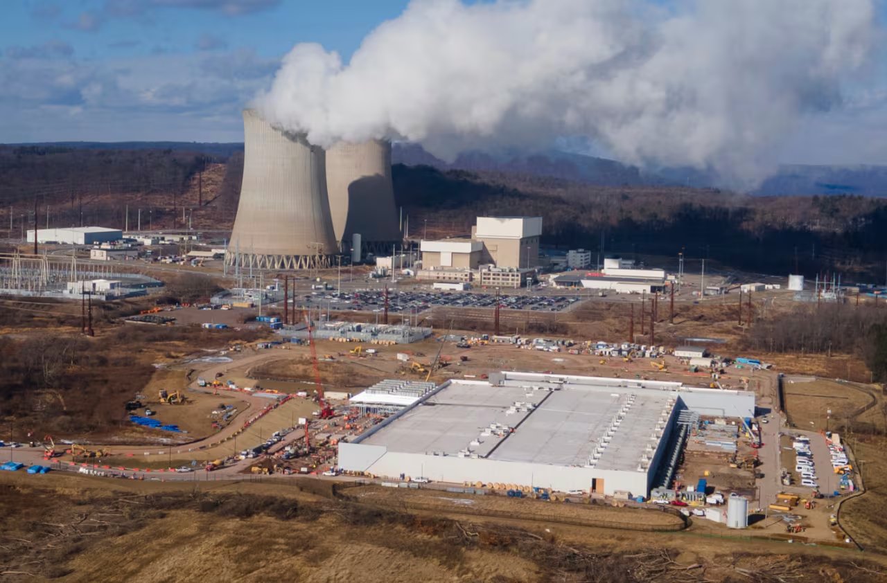 Amazon impulsa la construcción de nuevos centros de datos en Estados Unidos, una estrategia que incrementa la demanda eléctrica y genera debates sobre el impacto en la red nacional (AP/Ted Shaffrey/Archivo)