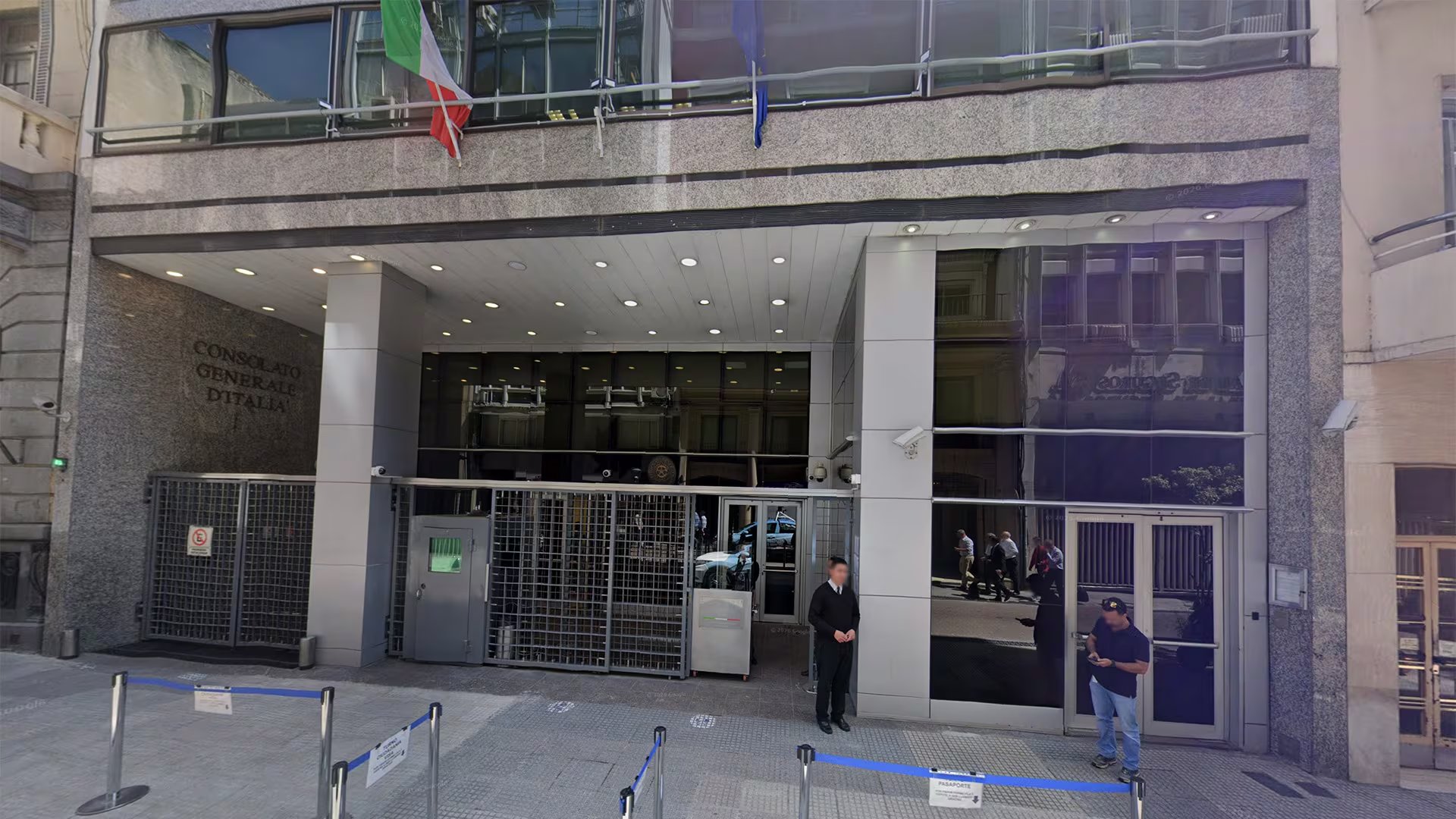 Frente del Consulado de Italia en Buenos Aires. Argentina aporta 820.000 electores al padrón, un peso decisivo considerando que en este referéndum no se requiere un quórum mínimo de participación para que el resultado sea válido. (Archivo)