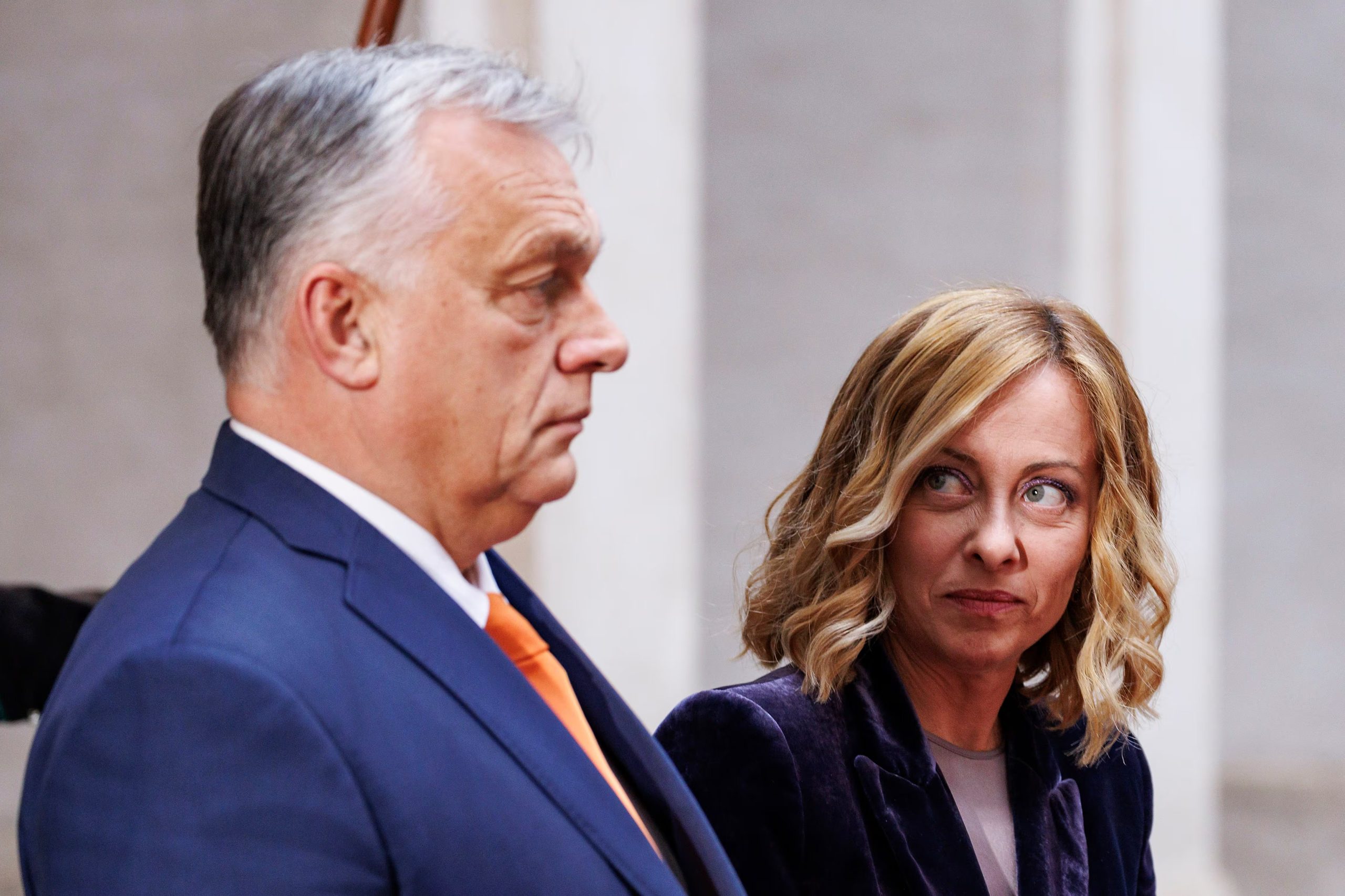 La primera ministra italiana, Giorgia Meloni, a la derecha, recibe al primer ministro húngaro, Viktor Orbán, durante una reunión en Roma, Italia, el miércoles 4 de diciembre de 2024. (Foto de Roberto Monaldo/LaPresse vía AP)