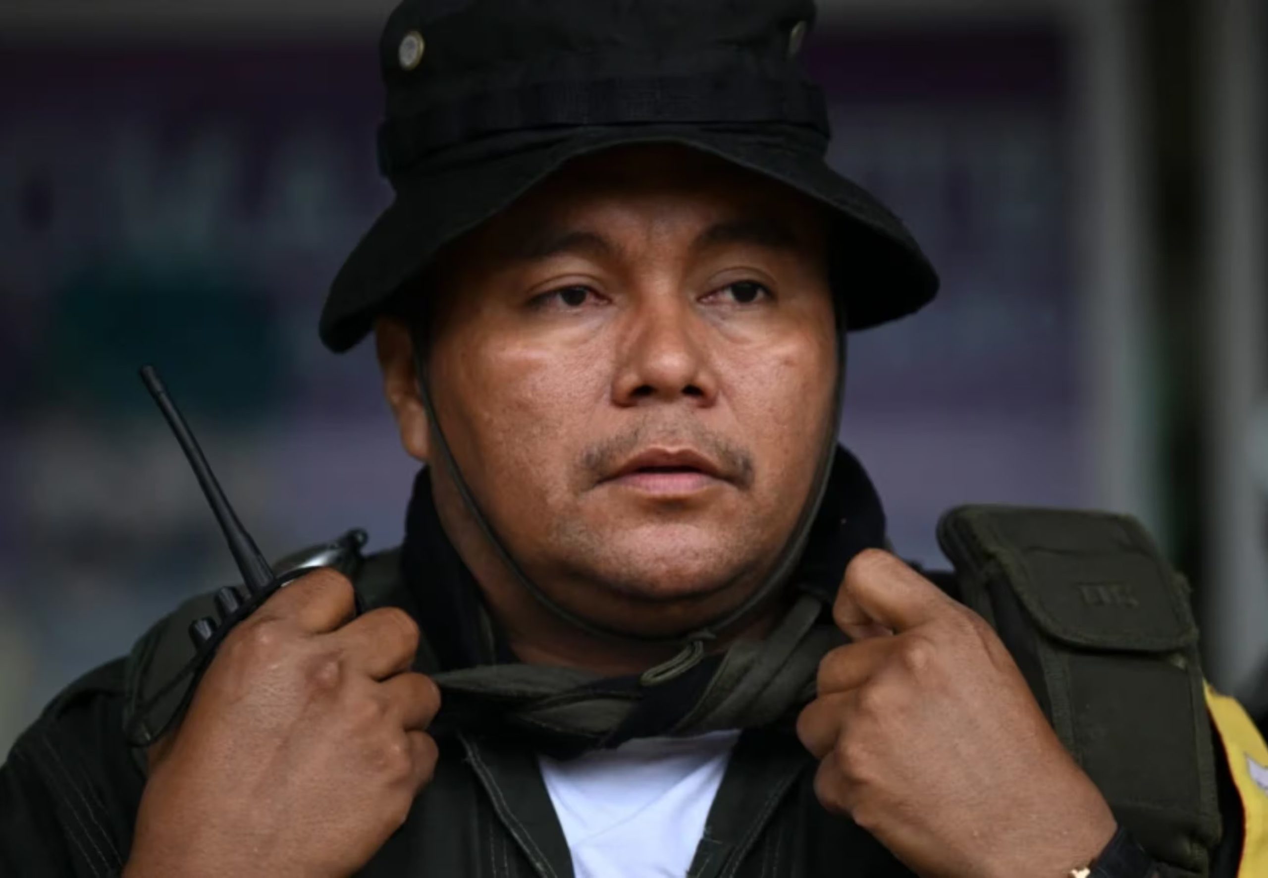 Bernie Moreno vincula al líder criminal extraditable Alexander Díaz, alias Calarcá, con el atentado en Antioquia que dejó 13 policías muertos en 2025 - crédito AFP