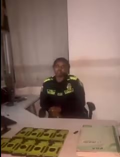 La discusión comenzó por comentario sobre el peinado de la patrullera - crédito captura de pantalla @Rincon001A/X