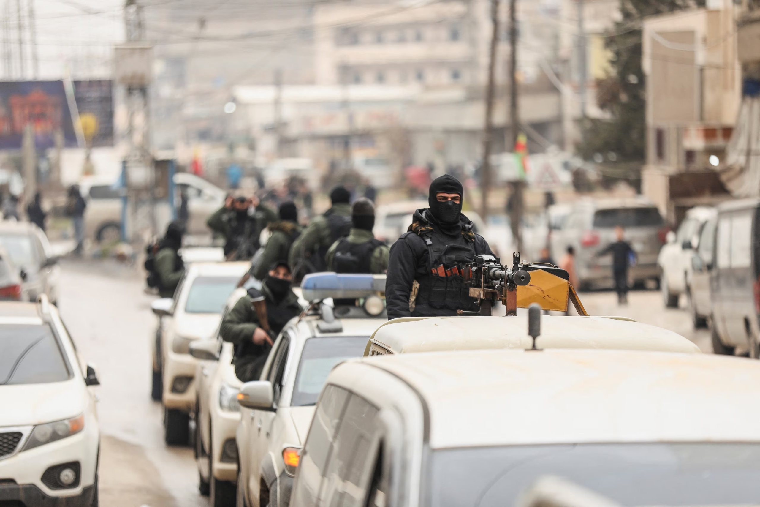 Miembros de las Fuerzas de Seguridad Interna del Kurdistán esperan la llegada de las fuerzas de seguridad del gobierno sirio durante el toque de queda, tras un acuerdo entre las Fuerzas Democráticas Sirias y el gobierno sirio, en Qamishli, Siria, el 3 de febrero de 2026. REUTERS/Orhan Qereman