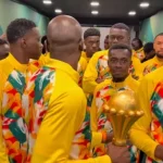 Los jugadores de SENEGAL salieron a hacer el calentamiento con el TROFEO DE LA COPA AFRICANA