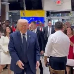 Trump saluda a exiliados venezolanos durante visita al restaurante El Arepazo en Florida