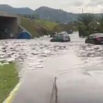 Diez vehículos afectados por desbordamiento de quebrada en Tumbaco, en Quito, este 30 de marzo