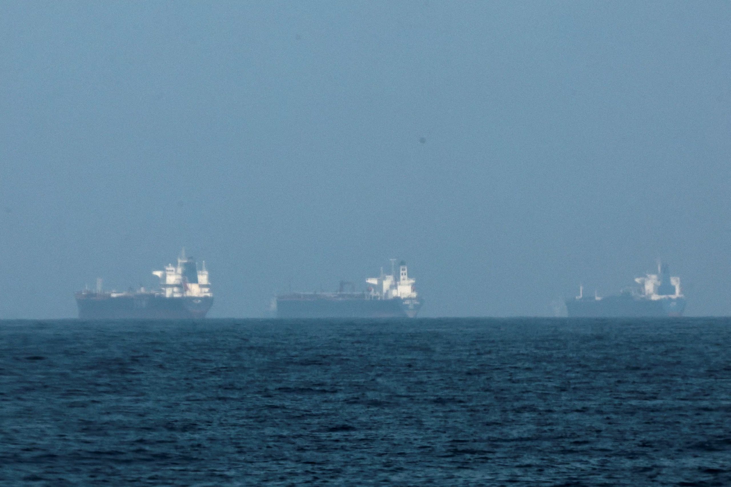 Se ven petroleros frente a la costa de Fujairah, mientras Irán promete cerrar el Estrecho de Ormuz, en medio del conflicto entre Estados Unidos e Israel con Irán, en Fujairah, Emiratos Árabes Unidos, el 3 de marzo de 2026. REUTERS/Amr Alfiky