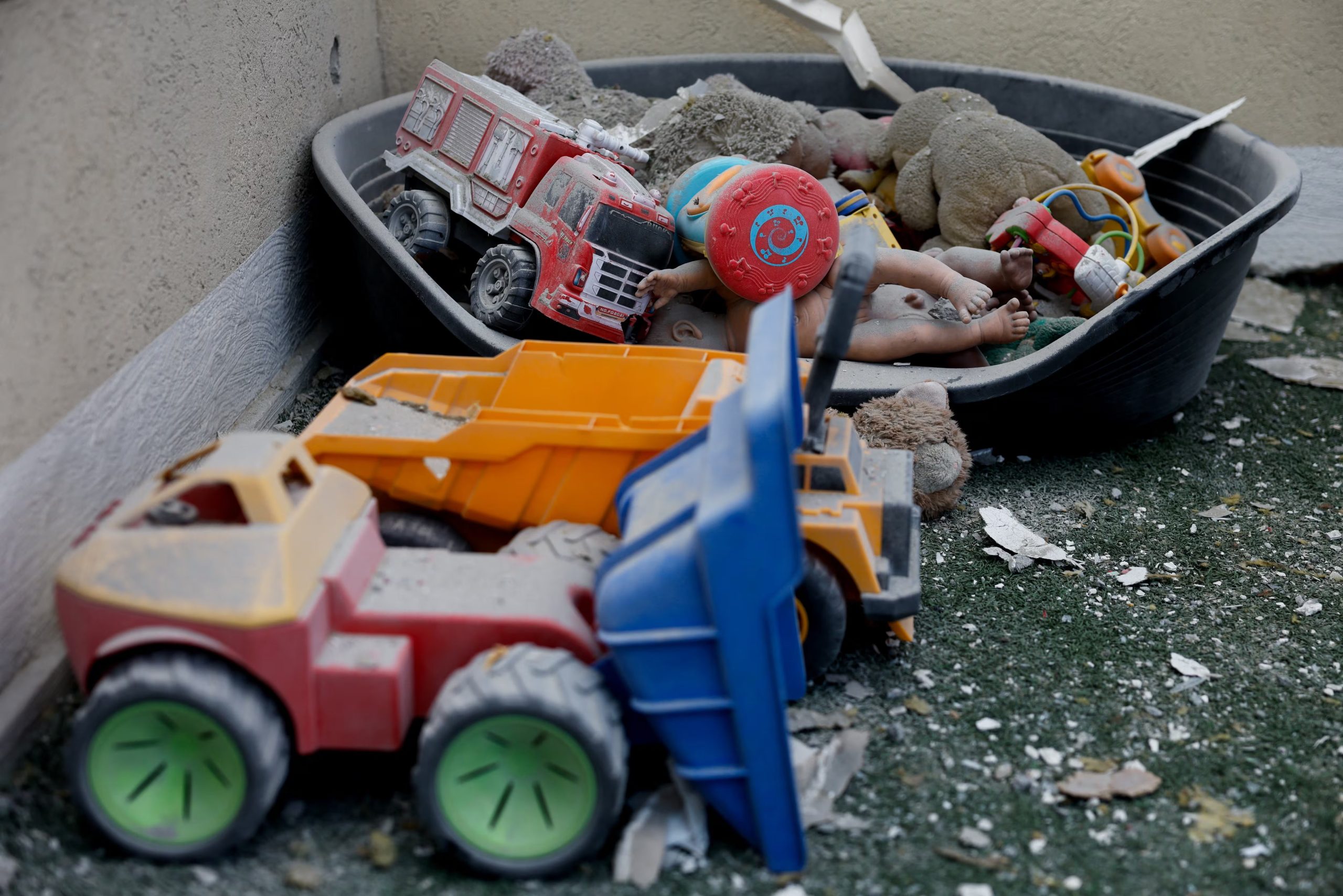 Entre los escombros de la guardería destruida en Rishon Lezion, quedaron esparcidos juguetes infantiles, símbolo del alcance del ataque iraní (Reuters)