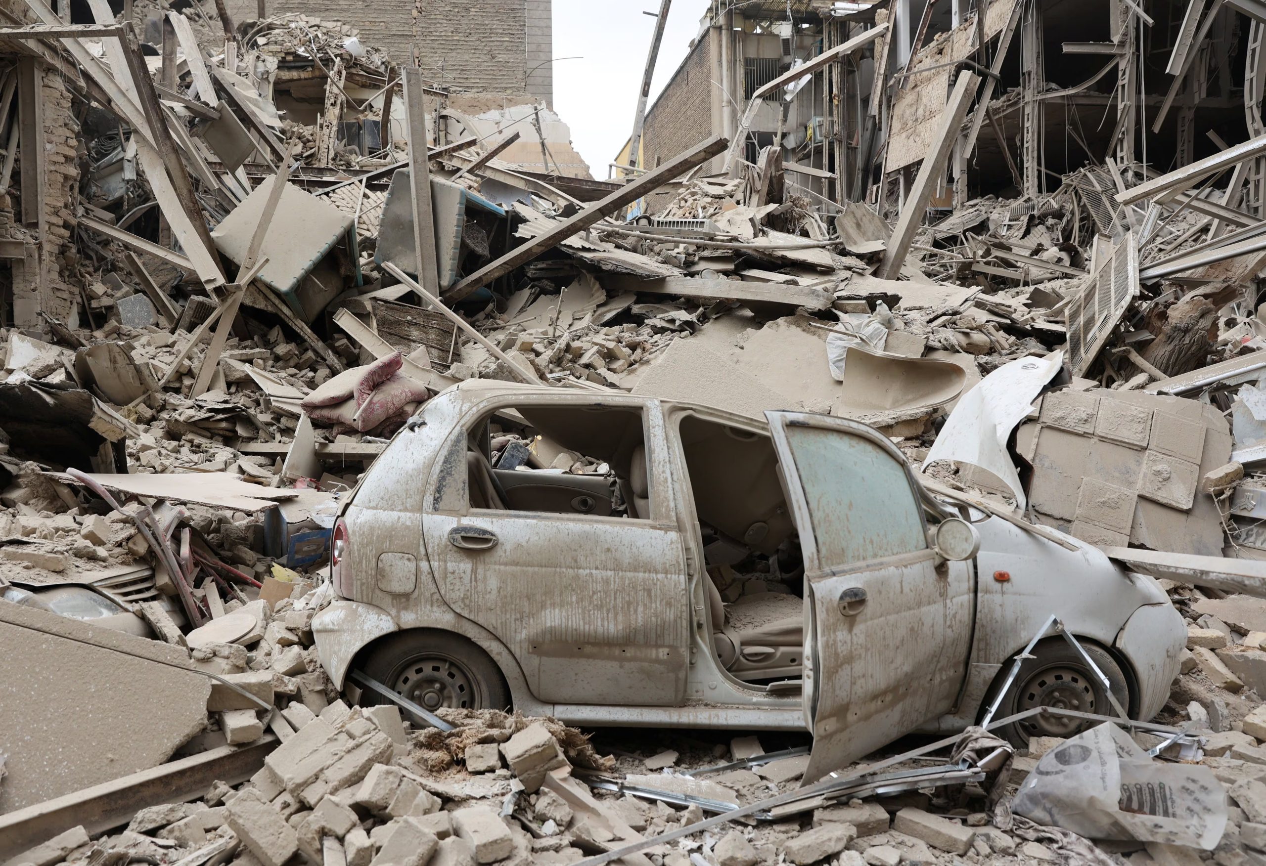 Un vehículo destruido entre los escombros en el lugar de un ataque contra un edificio residencial, en medio del conflicto entre Estados Unidos e Israel con Irán, en Teherán, Irán, el 16 de marzo de 2026 (Reuters)