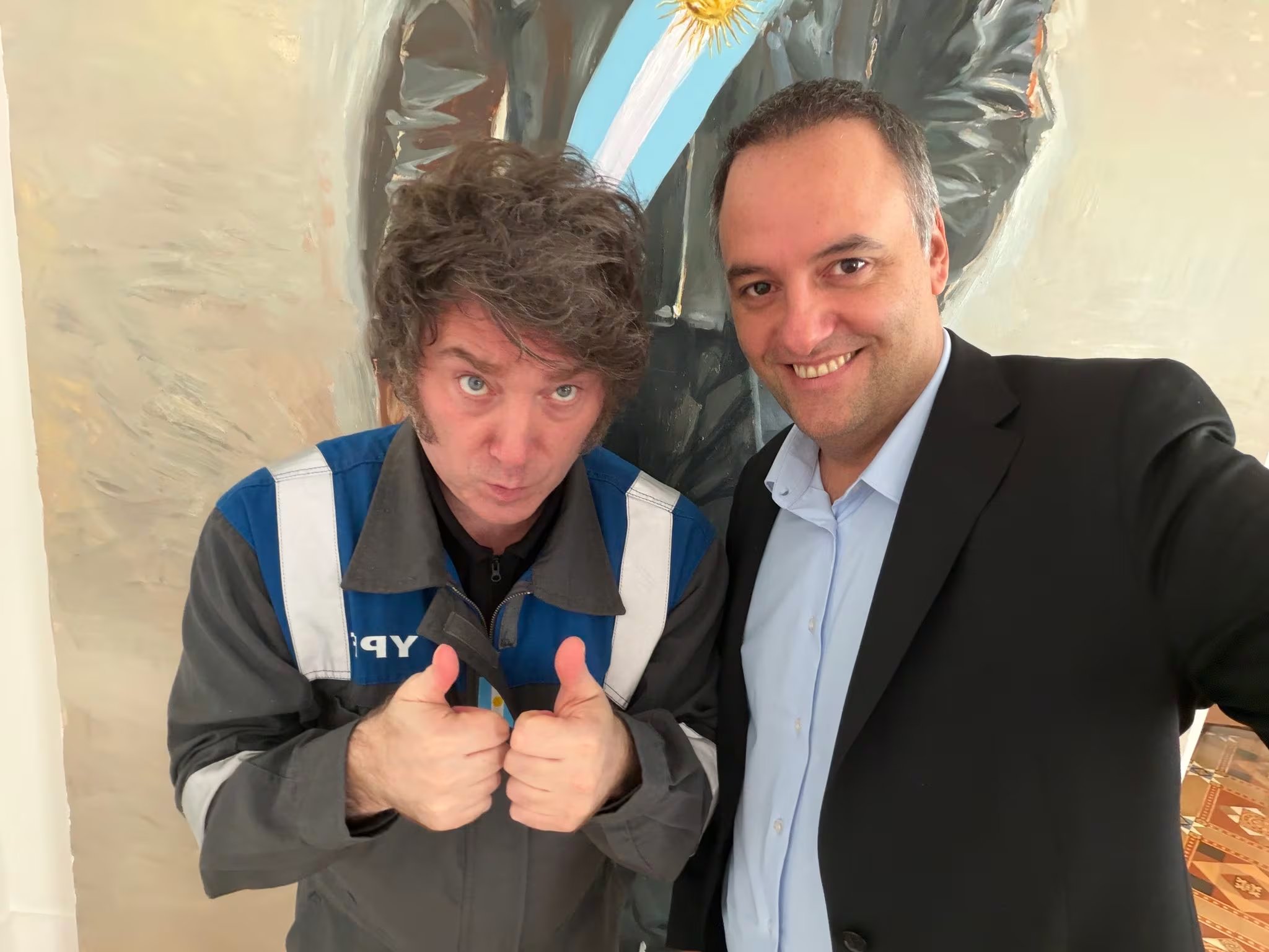 El presidente Javier Milei junto al jefe de Gabinete, Manuel Adorni, en la quinta de Olivos