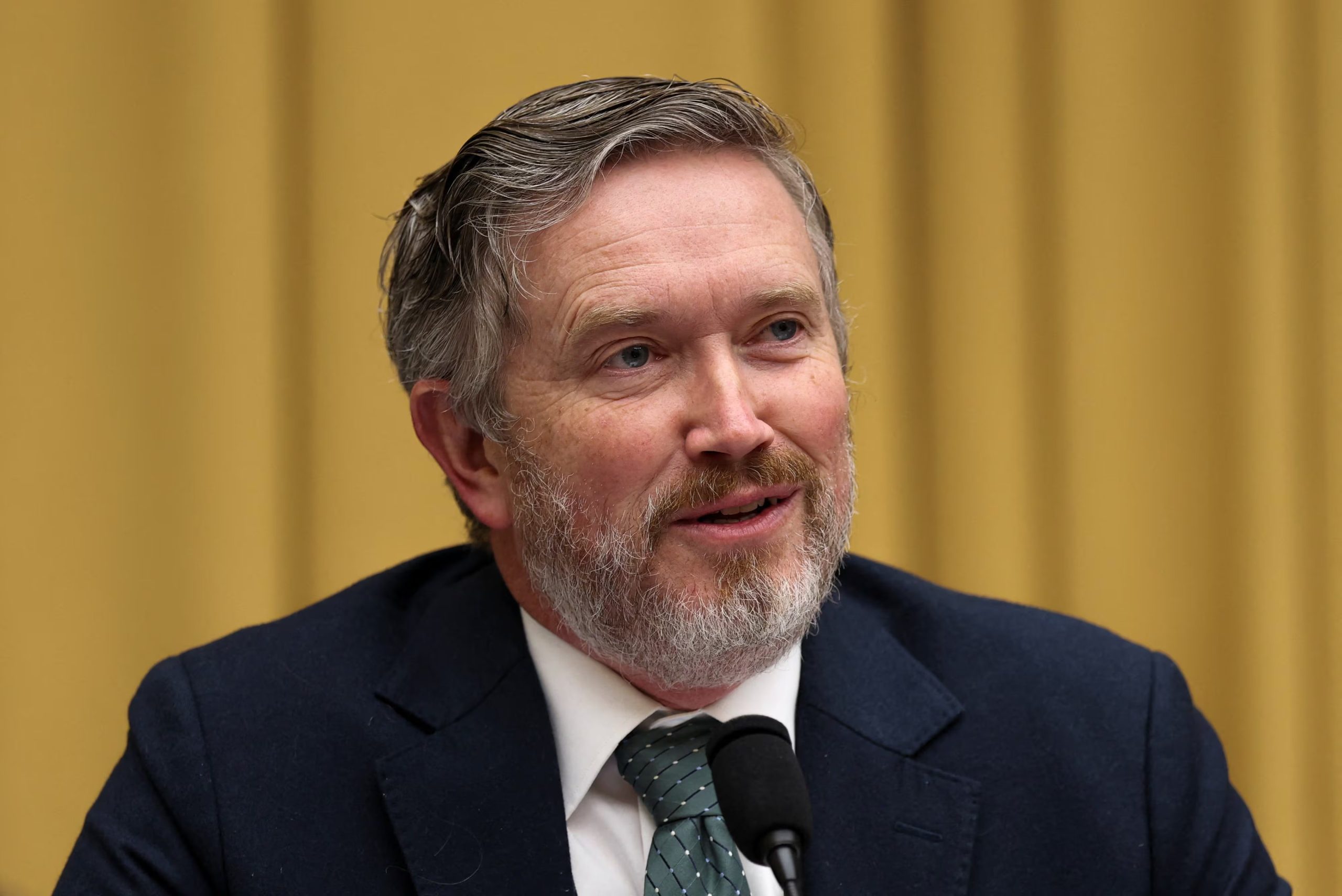 Entre los republicanos, solo dos representantes —Thomas Massie y Warren Davidson— votaron a favor de la iniciativa para restringir los poderes de guerra del presidente (REUTERS/Kylie Cooper)