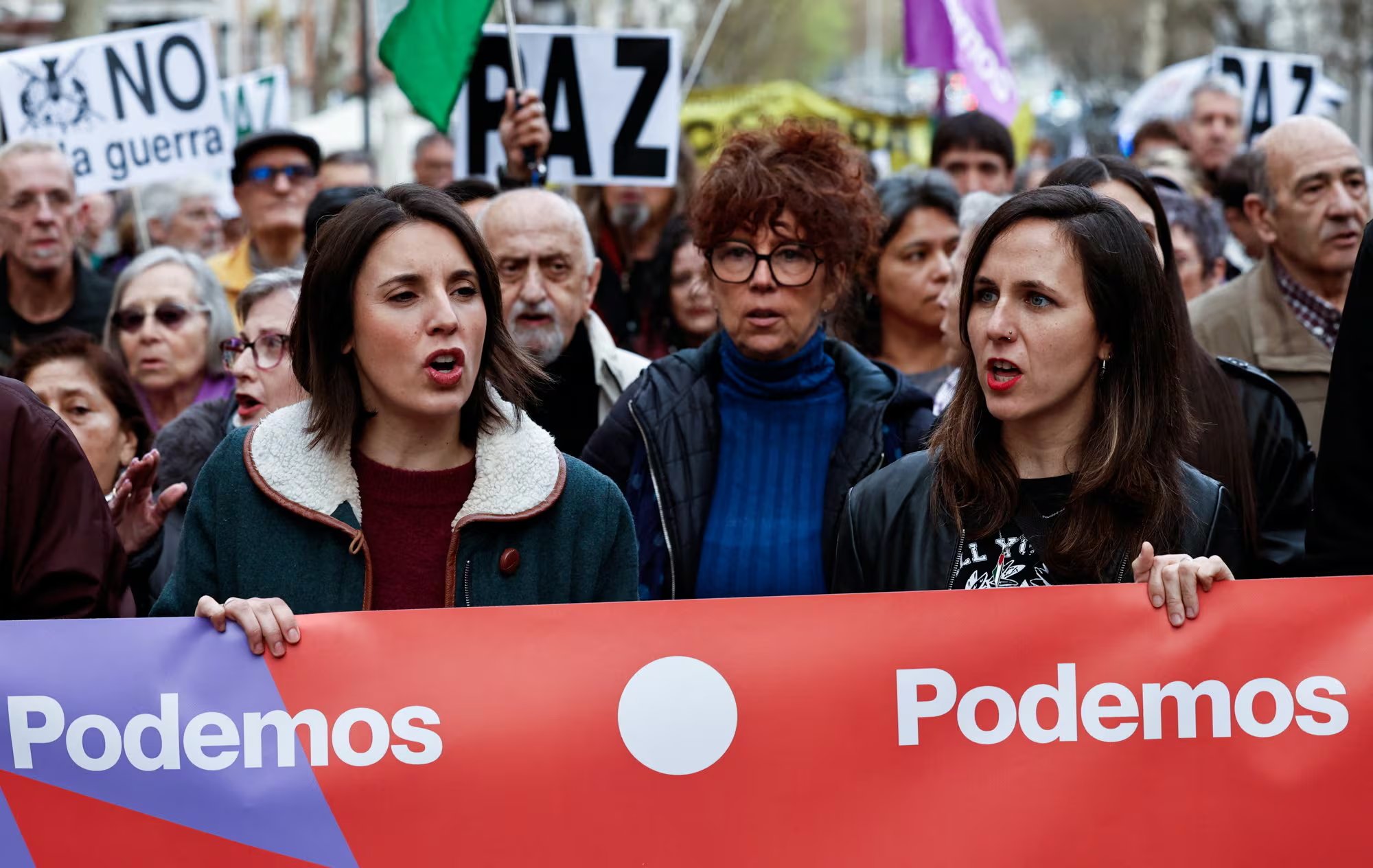 Irene Montero, miembro del Parlamento Europeo, e Ione Belarra, secretaria general de Podemos, portan un slogan del partido del que son parte durante la manifestación contra la invasión de Estados Unidos e Israel en Irán, en Madrid. / REUTERS/Jon Nazca
