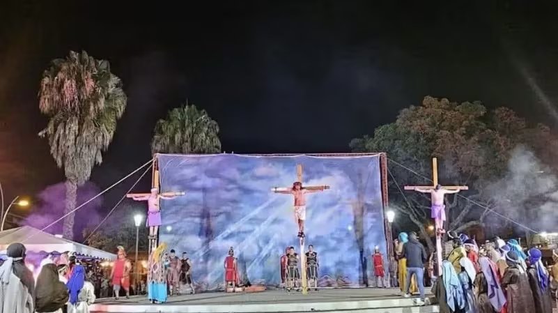 La representación incluye actores, músicos y penitentes que participan como parte de una tradición transmitida por generaciones en el sur del país (La Hora)